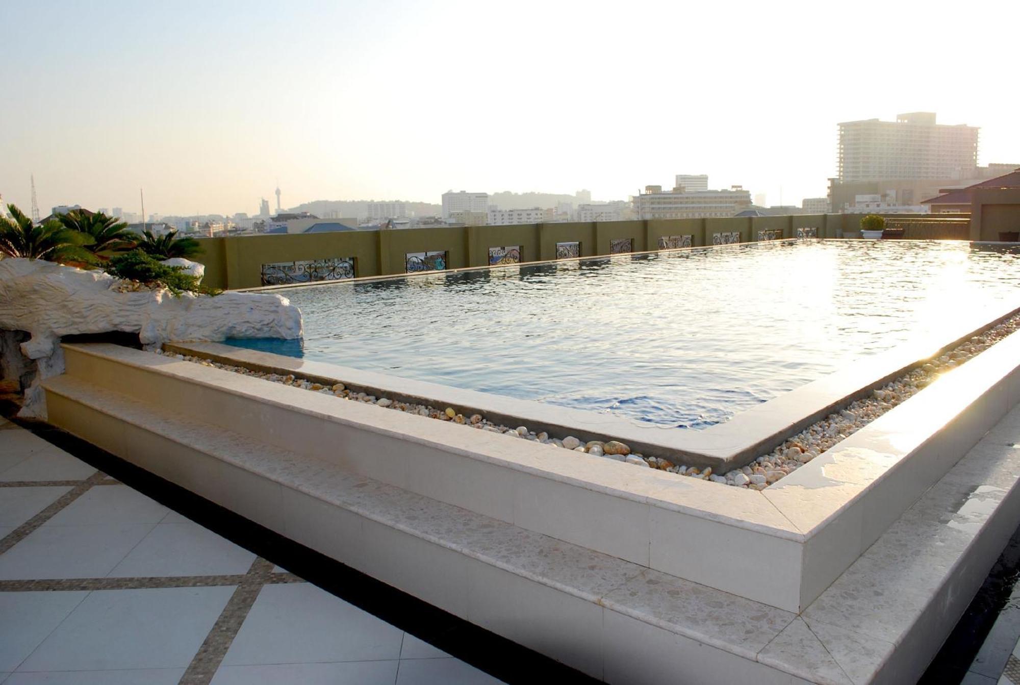 Lk Royal Wing Hotel Pattaya Exterior photo